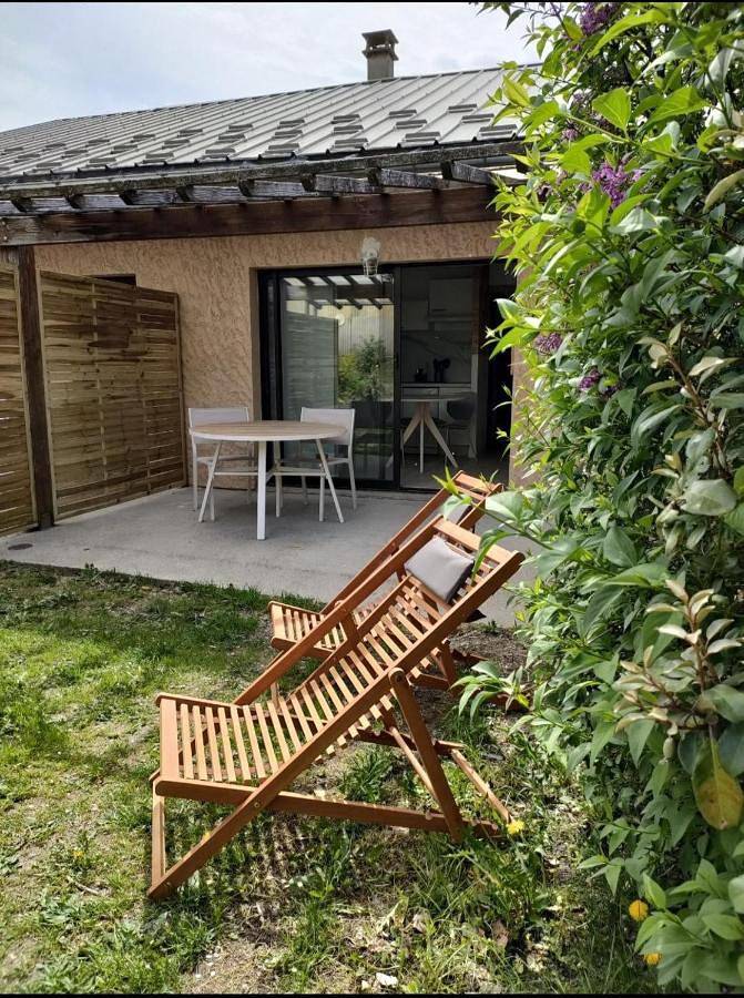 Location de vacances pour 14 personnes, avec vue sur le lac ainsi que vue et jardin à Savines-le-Lac - 3