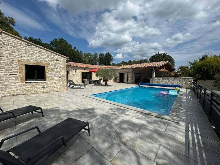 Villa pour 10 personnes, avec piscine ainsi que jardin et terrasse