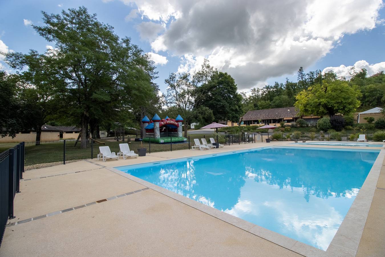 Mobile Home 'Le Chataignier' with Shared Pool, Private Terrace and Private Garden in Saint-Pompont, Périgord Noir