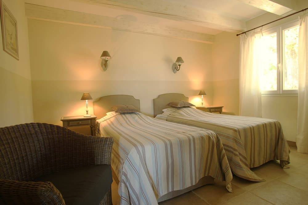 Forcalquier, Villa Avec Trois Chambres et Piscine Privée Chauffée in Forcalquier, Regionaler Naturpark Luberon