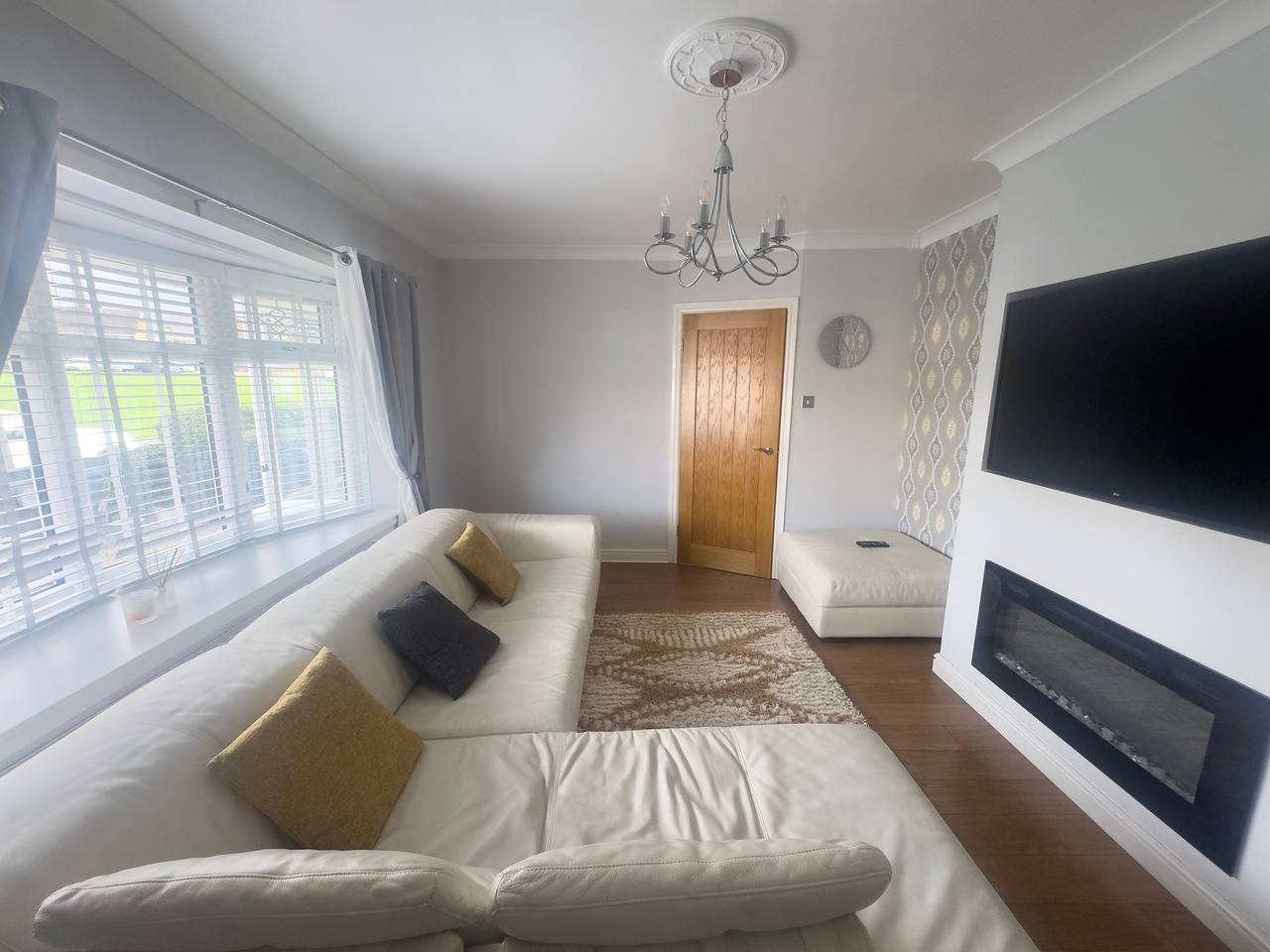 House - Sleeps 10 - Parking - Stn Close in Walsall, Birmingham Area