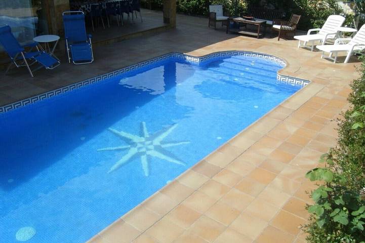 Villa für 14 Personen, mit Balkon und Whirlpool sowie Garten in Lloret de Mar