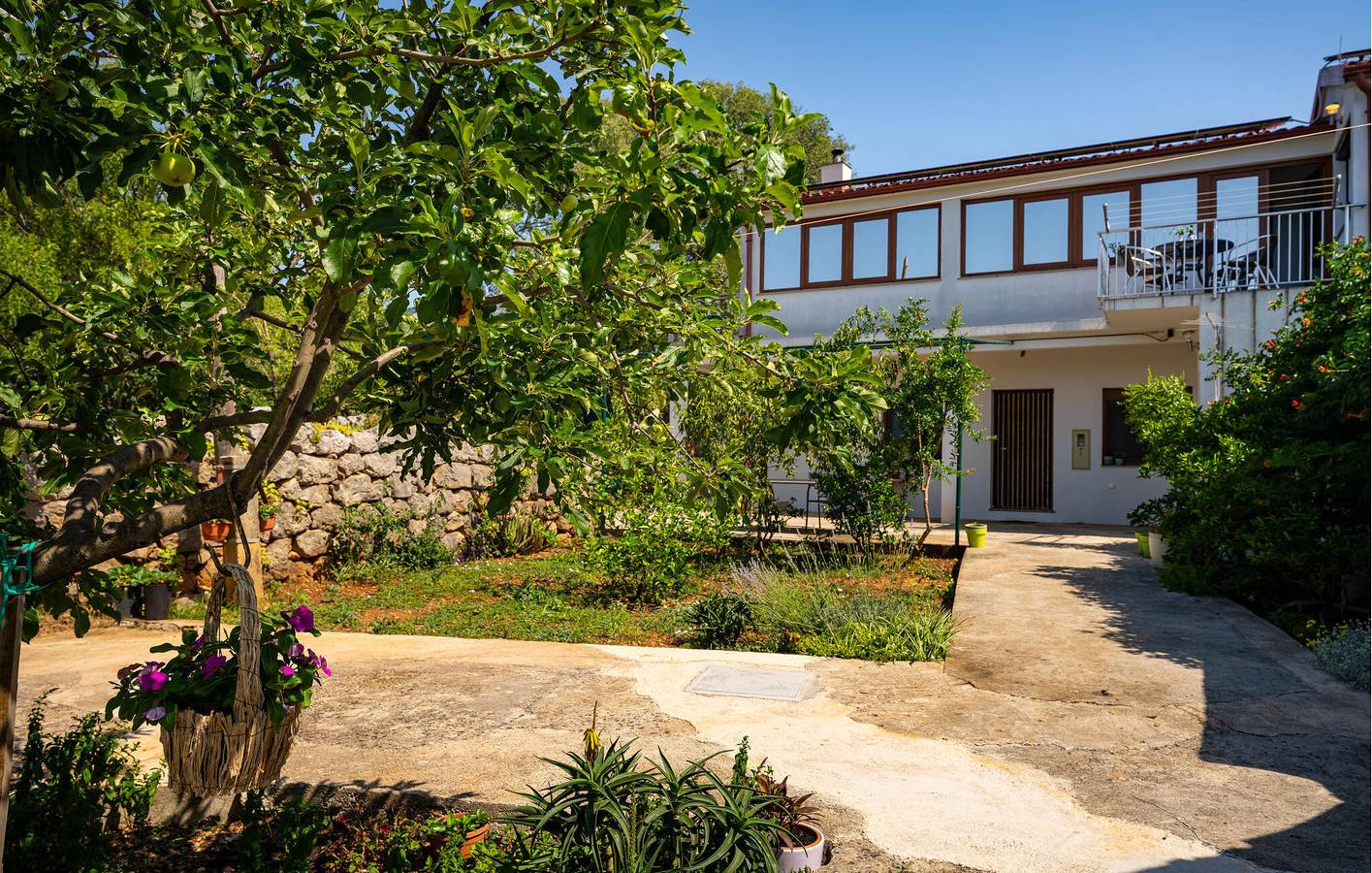Ganze Ferienwohnung, Gemütliche 2-Zimmer-Wohnung mit WLAN und Terrasse, 1,5 km vom Strand von Pisak entfernt in Starigrad, Zadar