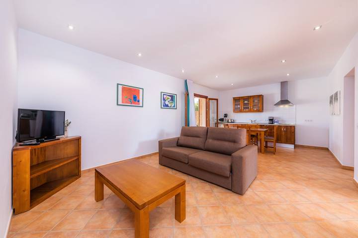 Entire apartment, Apartment 'S Hort Can Capità Familiar Terraza 1' close to the Sea with Shared Pool & Wi-Fi in Ariany, Majorca Center