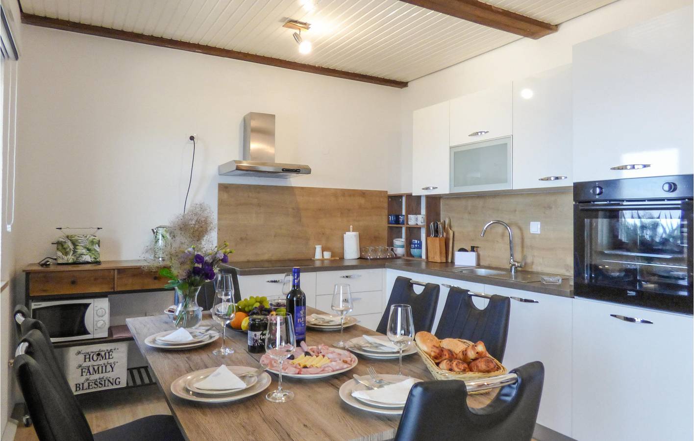 Geheel vakantieappartement, Gezellig appartement met 2 slaapkamers, terras, vlak bij het strand en parkeergelegenheid in Omiš (Dalmatia), Omiš-Riviera