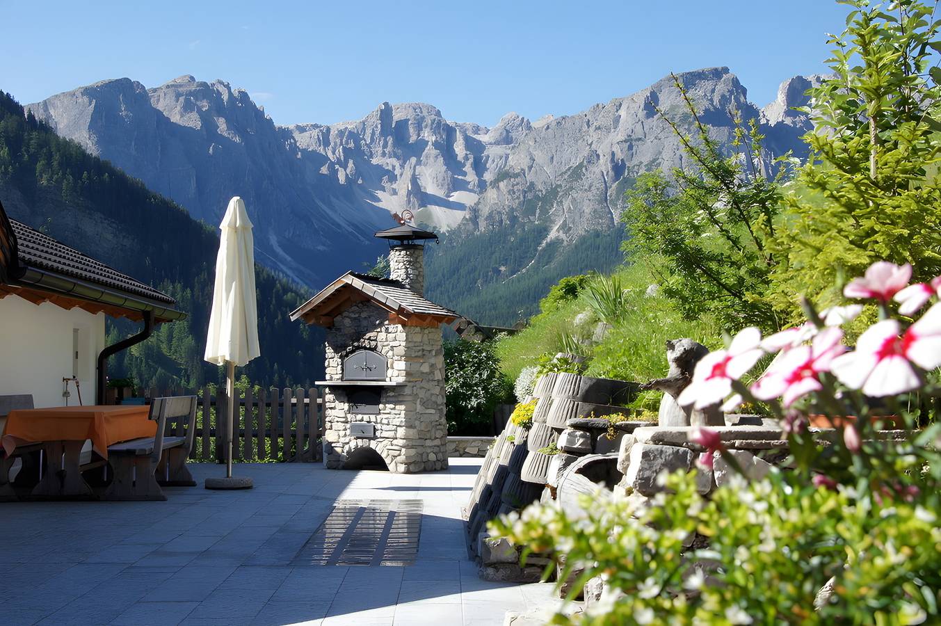 Ganze Wohnung, Apartment 'Agriturismo Grones' mit Bergblick, Gemeinschaftsterrasse und Wlan in Campill, St. Martin in Thurn