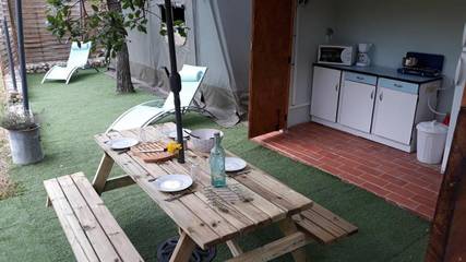 Tente pour 4 personnes, avec vue ainsi que jardin et terrasse dans le Gard