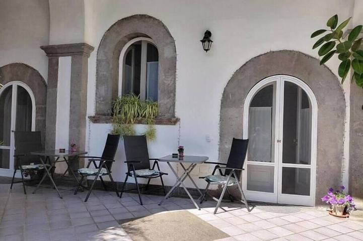 La Casa delle Camelie | Double Room with Patio Near the Sea in Meta, Sorrento Coast