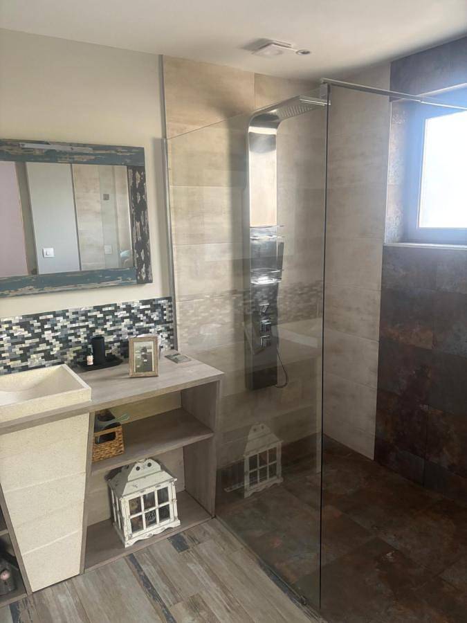 Location de vacances pour 2 personnes, avec vue ainsi que terrasse et jardin à La Chapelle-de-Brain - 2