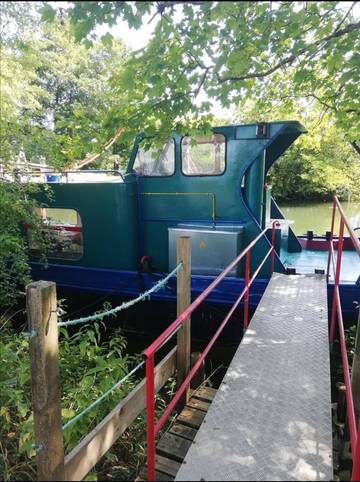 Bateau pour 2 personnes, avec terrasse et vue dans le Jura