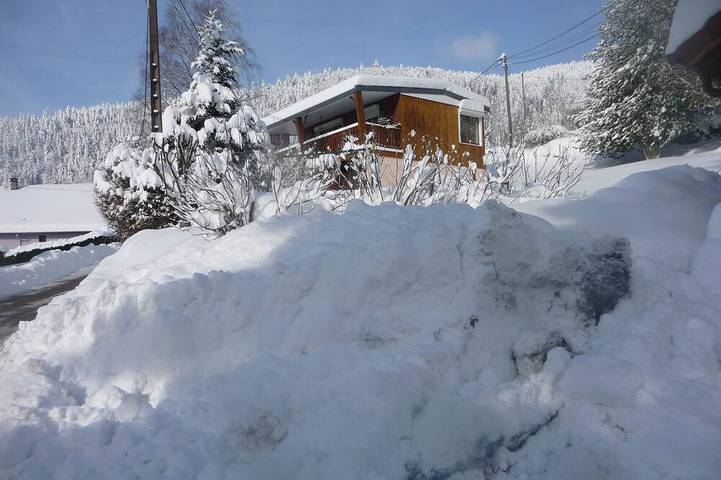 Chalet pour 6 personnes, avec jardin ainsi que piscine et balcon