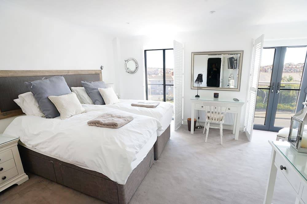 J House-Sleeps 12-4 Bath-Roof Terrace-Cowes Centre in Cowes, Isle of Wight
