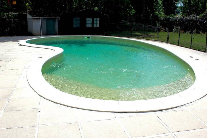 Gîte pour 2 personnes, avec terrasse et piscine ainsi que jardin et vue à Figanières - 3