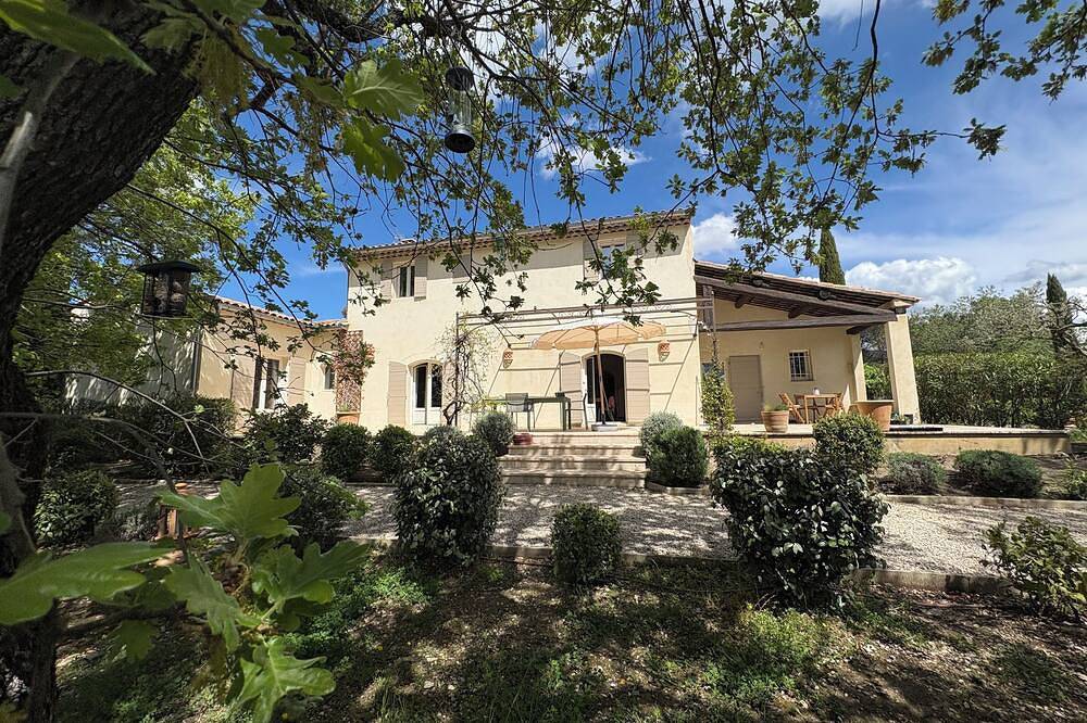 Charming green setting in the heart of the Luberon, near Cucuron, large swimming pool in Cucuron, Parc naturel régional du Luberon