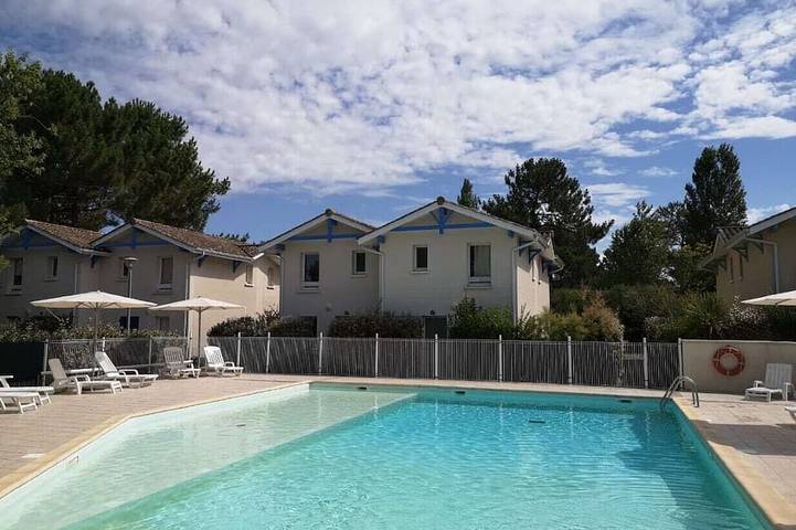 Maison de vacances pour 4 personnes, avec terrasse ainsi que jardin et piscine à Le Verdon-sur-Mer
