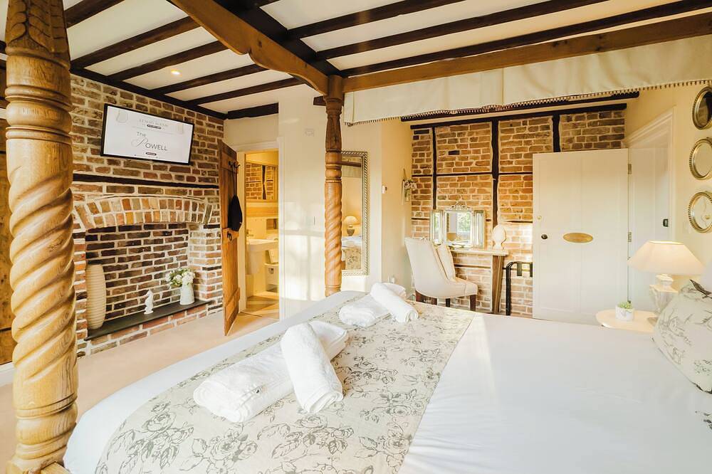 Experience boutique comfort above The Powell pub in Birchington. Stylish en-suite rooms, luxury touches, and a vibrant pub below—perfect for business, couples, or families. Book your coastal escape today! in Birchington, Kent