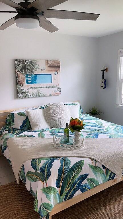 2 bed 2 bath 3 blocks from water! Sleeps 6 - Dog Run! in Oceanside, San Diego County