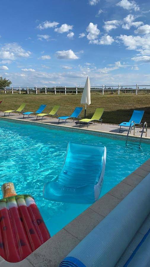 Gîte pour 4 personnes, avec vue et sauna ainsi que piscine et jardin, animaux acceptés à Oyré