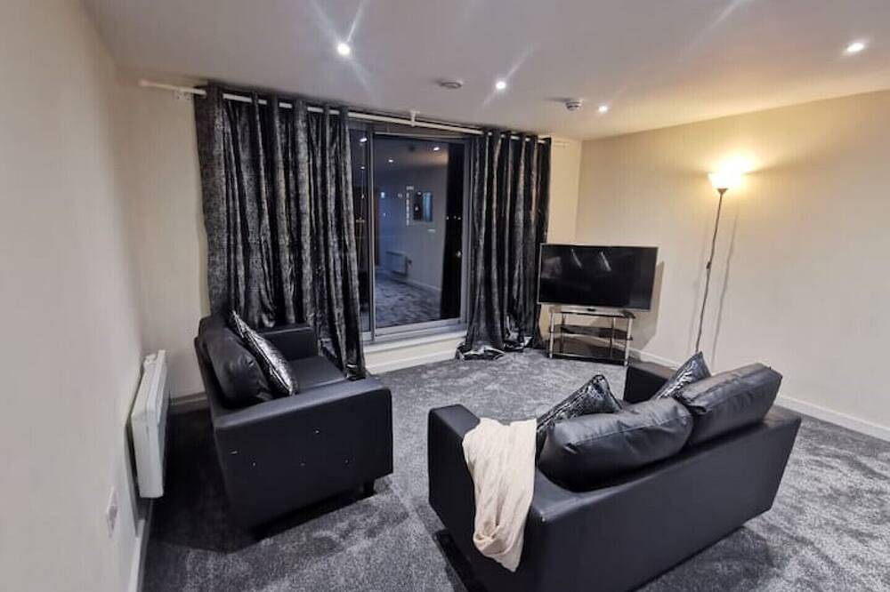 Entire apartment, Paramount city view located at heart of city in Swindon, North Wessex Downs