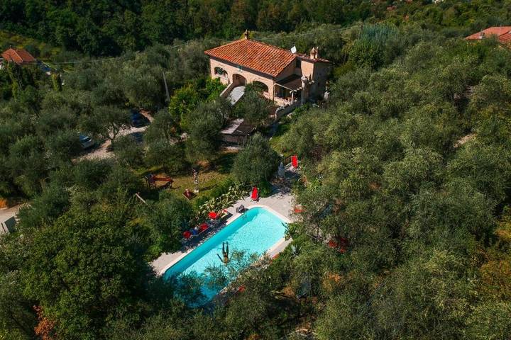 B&b per 2 persone, con Terrazza e Idromassaggio nonché Giardino e Piscina a Camaiore (Toscana)