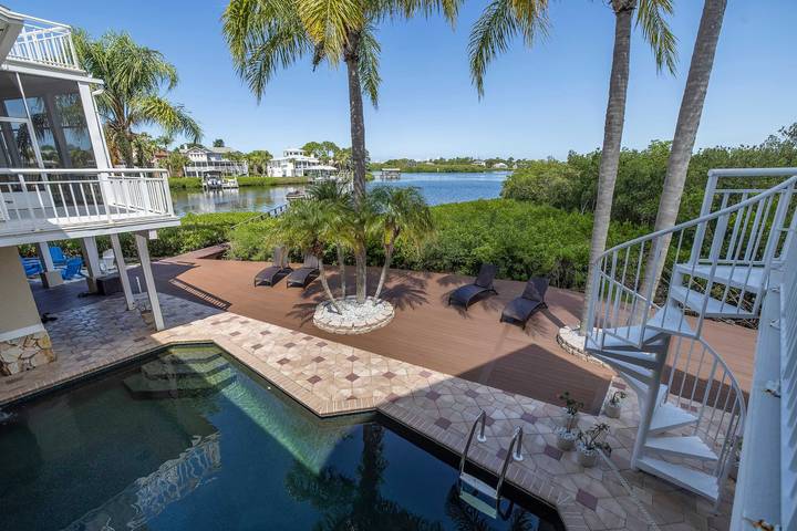 Vacation rental for 12 people, with terrace and yard, with pets in Palm Harbor