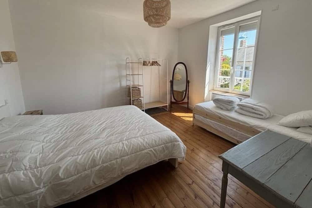 2km from the beach, charming village house in Gouville-sur-Mer, Coutances