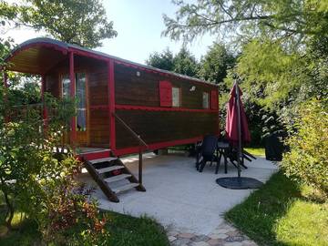 Gîte pour 4 personnes, avec piscine ainsi que terrasse et jardin à Gémozac
