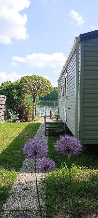 Chalet pour 4 personnes, avec terrasse et jardin ainsi que vue et vue sur le lac
