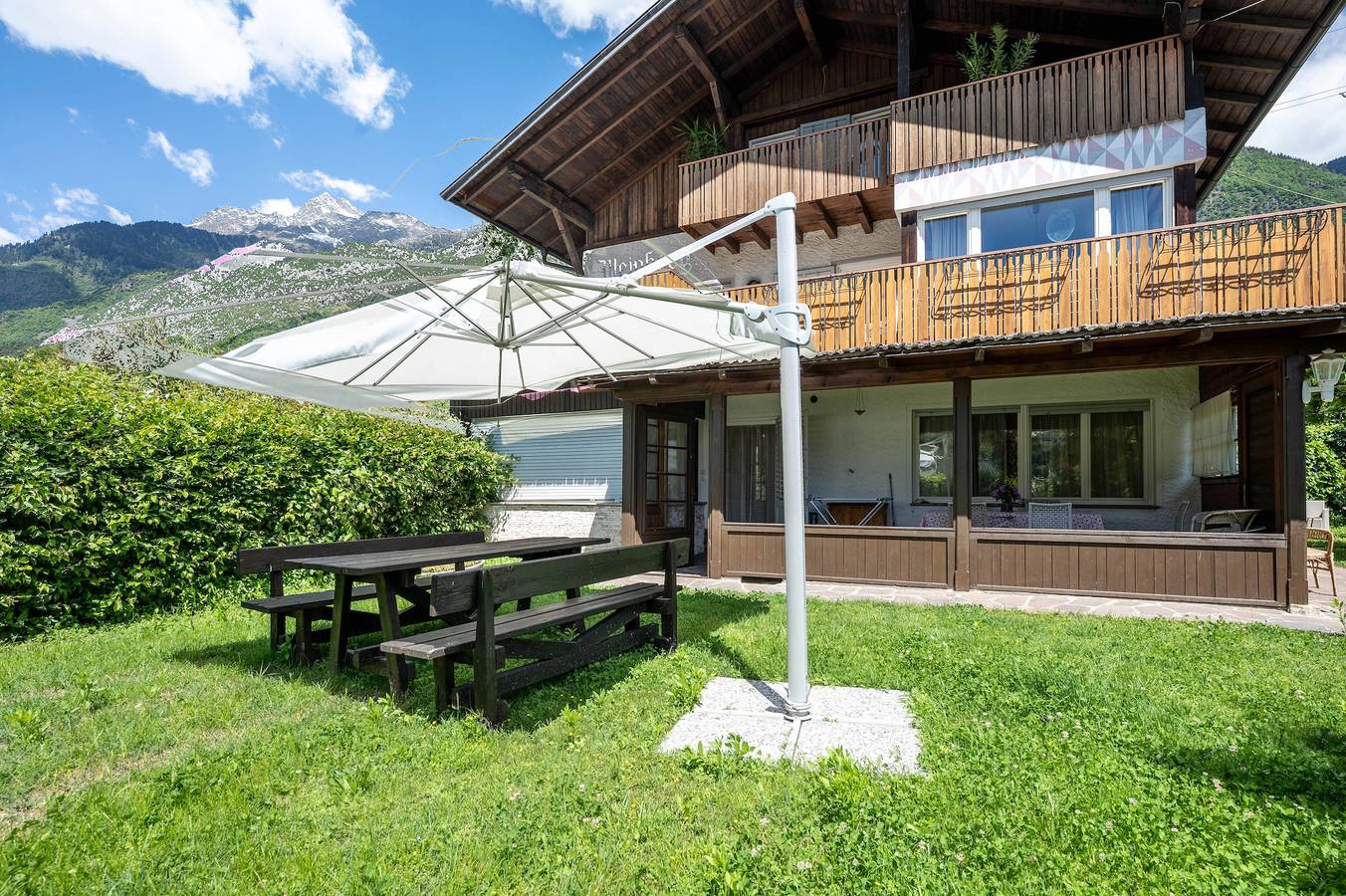 Ganze Wohnung, Biobauernhof Toellerhof Ferienwohnung 'Weinberg 1' mit Bergblick, Gemeinschaftspool und Wi-Fi in Algund, Texelgruppe
