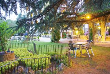 Hôtel pour 2 personnes, avec piscine ainsi que vue et jardin à Maçanet de Cabrenys