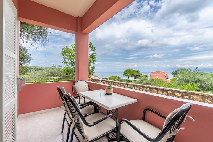 Vacation rental for 5 people, with yard in Corfu