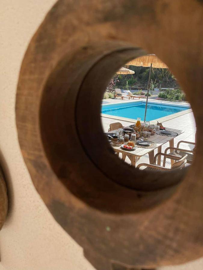 Location de vacances pour 3 personnes, avec vue ainsi que piscine et jardin à Pierrerue - 3
