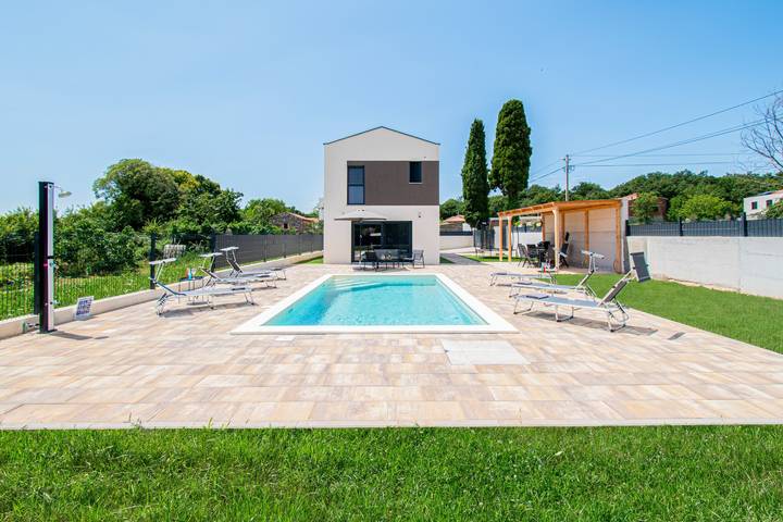 Villa pour 7 personnes, avec jardin ainsi que terrasse et piscine à Loborika