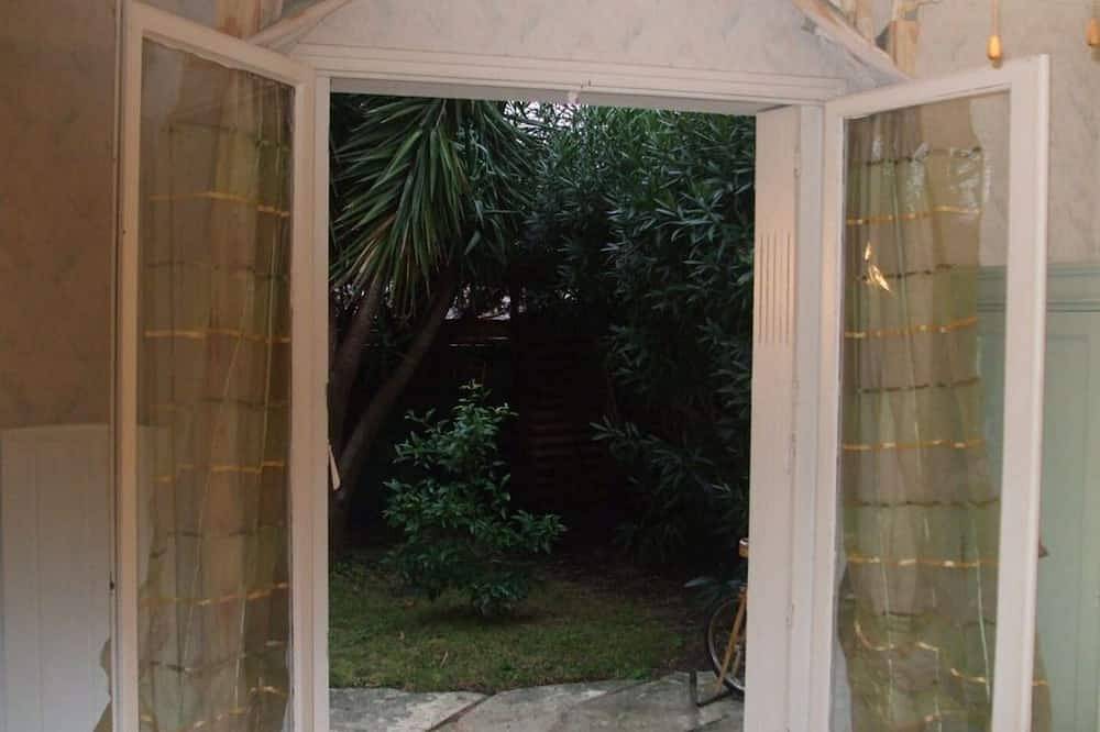 Entire apartment, Pieds Dans L'eau - Appart Avec Jardin A 100m Plage Mar Vivo in La Seyne-sur-Mer, Toulon region