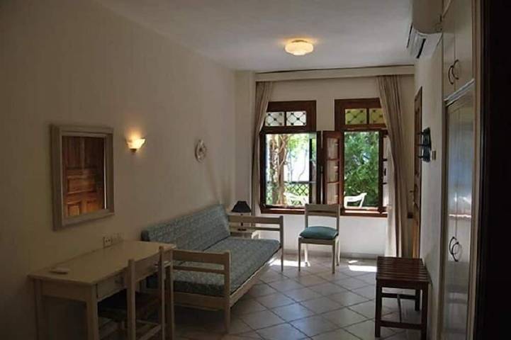 Apartamento entero, Apartamento de 2 habitaciones a pocos pasos de la playa con jardín. in Pelión