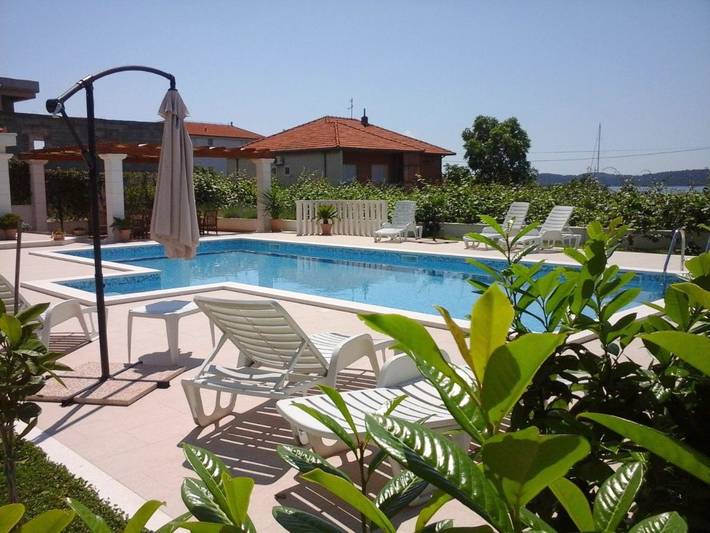Gîte pour 2 personnes, avec piscine ainsi que jardin et balcon à Trogir - 3