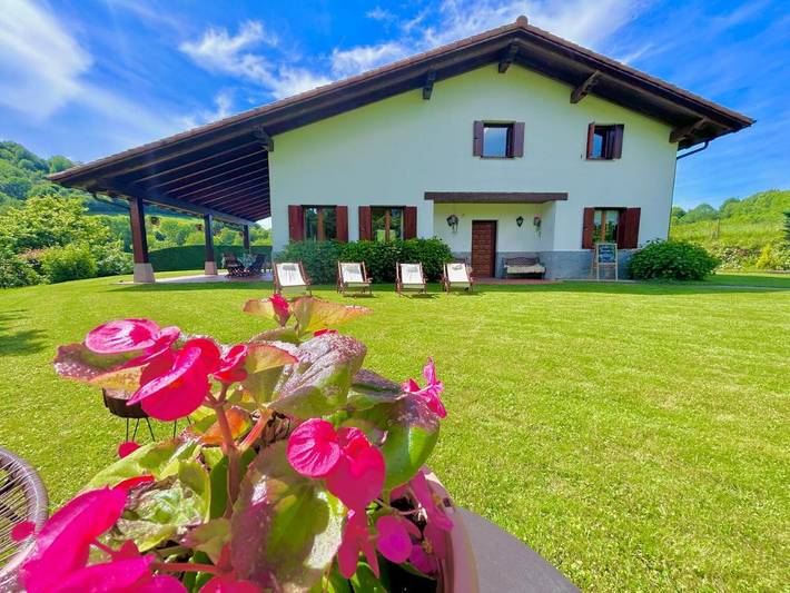 Casa rural para 9 personas, con vistas y jardín en Larráun