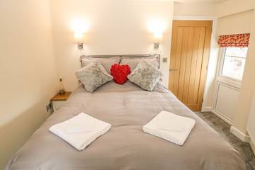 Log Cabin for 2 People in Alton Towers, Staffordshire, Photo 4
