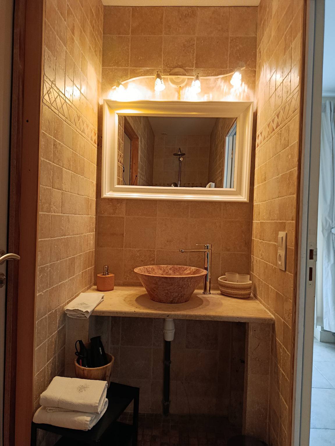 Chambre 'L'étable' avec piscine partagée, terrasse partagée et Wi-Fi in Cheverny, Sologne