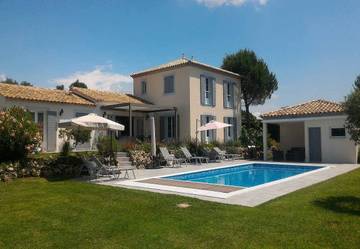 Location de vacances pour 8 personnes, avec piscine et jardin à Bagnols-en-Forêt