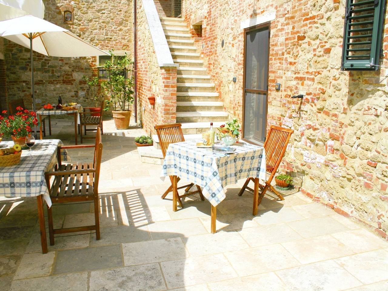 Farmhouse in Tuscany with Pool & Scenic Views in Asciano, Siena Province