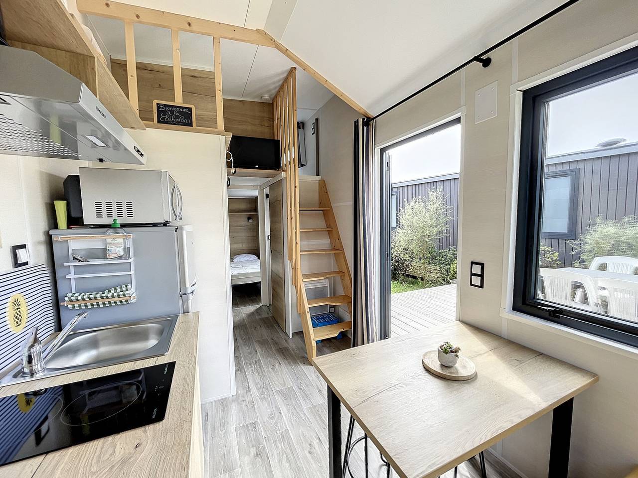 Tiny House cosy près de la plage avec piscine et parking in Jullouville, Côte de la Déroute