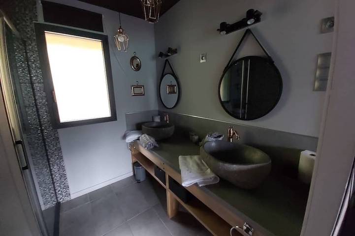 Romantic house with its spa+sauna+swimming pool+view on the lake in Novalaise, Chambéry und Umgebung