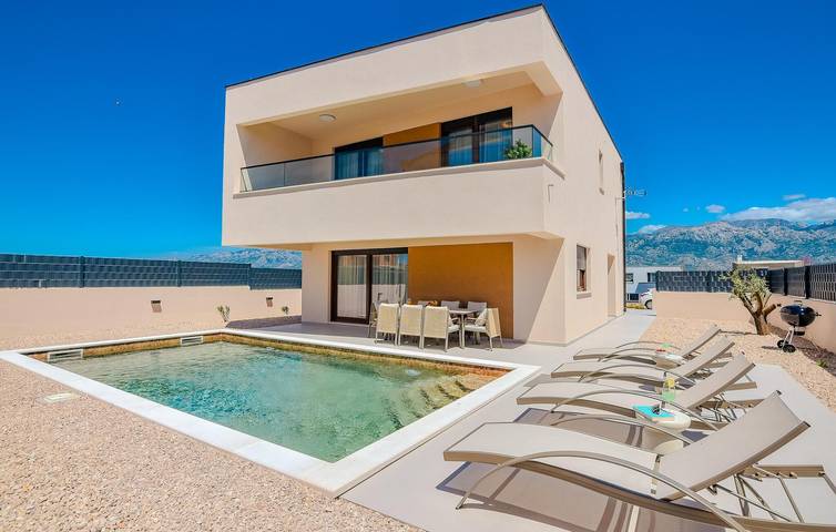 Ferienhaus für 8 Personen, mit Terrasse und Pool sowie Garten in Razanac