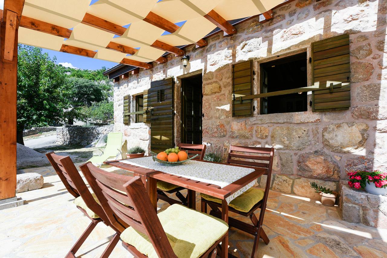 Traditionelles Steinhaus Bura - Naturpark Velebit in Starigrad, Zadar