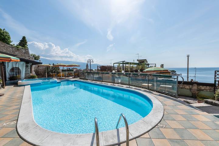 Apartmenthotel für 4 Personen, mit Balkon und Whirlpool sowie Garten und Sauna am Gardasee