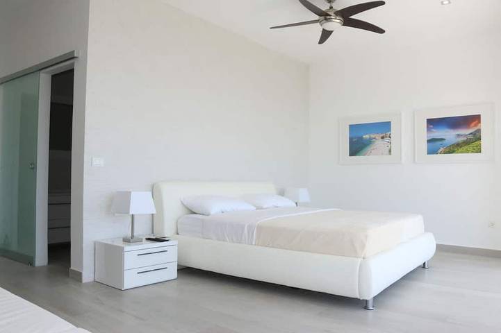Waterfront, Luxurious Villa, with Jacuzzi Pool and Incredible Views! in Podgora (Split-Dalmatie), Makarska riviera