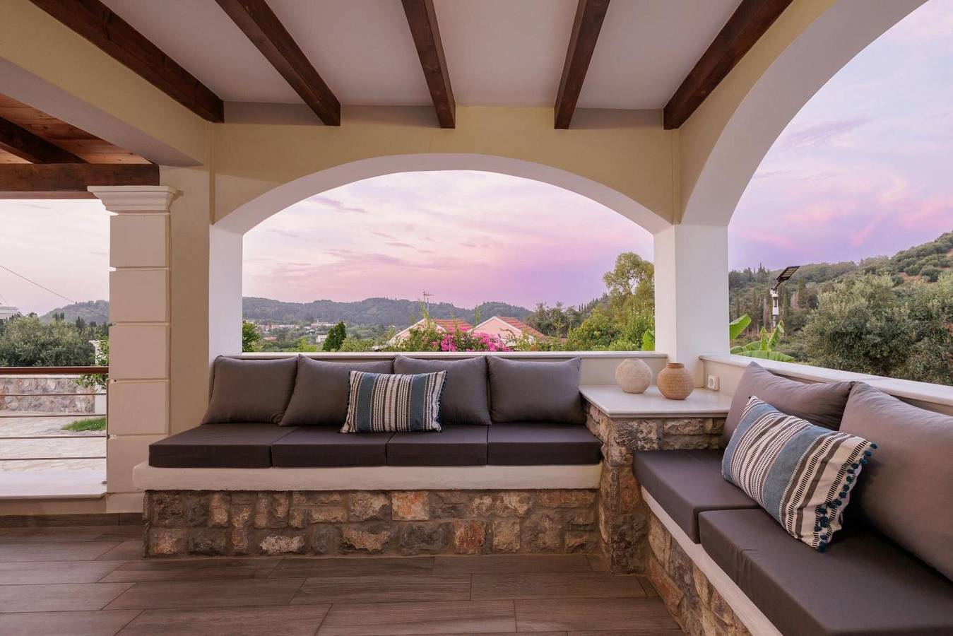 Villa 'Logas Hill' met Uitzicht op de Bergen, Wi-Fi en Airconditioning in Corfu