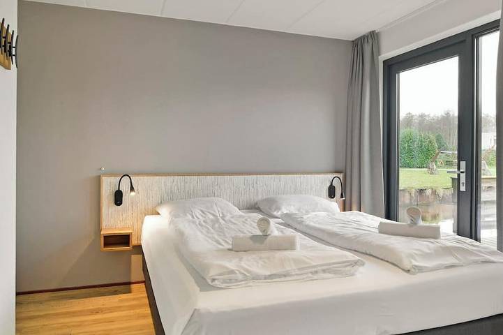 Comfortable bungalow for 6 persons at the waterfront in Drenthe