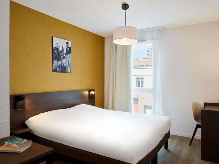 Appart’hôtel pour 2 personnes, avec Jardin ainsi que Piscine et Vue